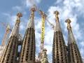 Més de vint activistes de Greenpeace estan desplegant una pancarta de 600 metres quadrats a la Sagrada Família (Barcelona) amb el missatge ·World leaders make the climate call· (Líders mundials preneu la decisió de salvar el clima), amb motiu del començament de la cimera de Nacions Unides sobre el clima.