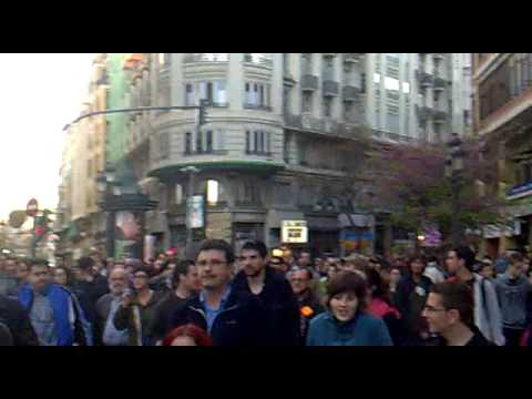 Milers de persones es van concentrar ahir (9 d·abril del 2010) via sms i internet davant Delegació del Govern i han marxat fons l·Ajuntament de València per exigir responsabilitats davant els enderrocs del Cabanyal i la brutal agressió de la policia als manifestants pacífics.