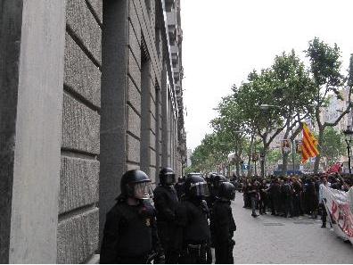 200 anticapitalistes ocupen un luxós hotel al passeig de gràcia de Barcelona per protestar contra els abusos del capital.Barcelona: 200 anticapitalistes ocupen l·opulent hotel Mandarín Oriental en protesta per l·atur i la crisis