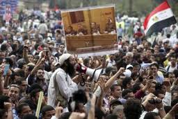 25 de gener de 2011.La caiguda de Ben Ali a Tunísia, el 14 de gener de 2011, obre una escletxa d·esperança al món àrab. Tots els ulls es posen en Egipte, on grups en solidaritat amb el jove alexandrí Khaled Saïd, assassinat per la policia, convoquen els egipcis a sortir al carrer contra el Règim. La Data escollida és el 25 de gener, dia nacional de la Policia, vista com un dels pilars d·un sistema sostingut durant dècades al país i governat per Mohammed Hosny Mubarak, amb el suport occidental. El Poble, tot reclamant Llibertat i Justícia Social, trenca la barrera de la por, surt al carrer i inicia una revolta que sacsejarà el món sencer.Erhal - &#150; Vés-te·n, és la crònica des de dins dels 18 dies de lluita que van fer caure un dels dictadors més estables del Pròxim Orient.Fitxa TècnicaTítol: Erhal &#150; Vés-te·n. Diari de la plaça TahrirDirector: Marc AlmodóvarPaís: CatalunyaFormat: Vídeo &#150; HDDurada: 55 minutsAutoproduccióMúsica: Bel TeatromàgicoSo: Roger Gimenez i Ton MentruitDisseny Gràfic: Mohamed Gaber i Víctor MallolMotion Graphic: Mariona SoléGuió, enregistrament i muntatge: Marc AlmodóvarVeu en off: Pau LlonchEtelonatge: Sergi CardonaAssessorament: Arnau Segarra i Jep JorbaTraducció: Marc Almodóvar, Mahmoud El Sayed, Maha Ibrahim Hamedr i Ahmad Hosnigaberism.netegiptebarricada.blogspot.comMés informació Erhal és el fruit del rodatge, des de dins, dels 18 dies de lluita del poble egipci per a fer caure el dictador Hosni Mubarak, president del país des de 1981. Des del 25 de gener del 2011 fins a l·11 de febrer el Poble egipci va donar una lliçó de coratge i decisió, trencant tots els murs de les pors, per aconseguir un objectiu impensable pocs mesos enrera. Una revolta que ha inspirat el Món sencer i que ha post en dubte el fi de la història vaticinat pel liberalisme.El seu director, Marc Almodóvar, és documentalista i coordinador del blog egiptebarricada.blogspot.com així com col·laborador habitual del setmanari La Directa. Des de fa 2 anys estaba seguint els moviments polítics i socials de protesta al país dels faraons, especialment vinculats a les mobilitzacions obreres i antirepressives. Autor del curt documental ·Dones que valen per 100 homes· sobre el paper central de les dones en les mobilitzacions obreres a Egipte i de ·BCN Thematic Park· , sobre els efectes del turisme massiu a la ciutat comtal, entre d·altres treballs audiovisuals emesos per TVE i TVC.