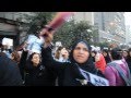 Un nombrós grup de dones es manifesten, ahir 20 de desembre del 2011, a la plaça Tahrir contra la violència recent contra les dones durant les protestes.Traducció dels cants de les dones:Les filles de la revolució no es toquen. Les filles d·Egipte no es toquen. Les filles d·Egipte no es toquen. Les noies d·Egipte són una línia vermella. Les noies d·Egipte són una línia vermella. Enderroquem els militars en el poder. Enderroquem els militars en el poder. Llibertat. Llibertat. Llibertat.