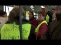 Ocupació de la línia 47 de bus de TMB en una acció de @iaioflautas, l·1 de febrer de 2012.Manifest:Avui, dimecres 1 de febrer de 2012, els i les @iaioflautas ens sumem a la rebel·lió ciutadana  davant la pujada abusiva de les tarifes del transport públic i de les retallades dels serveis en autobusos i metro per part de Transports Metropolitans de Barcelona (TMB), així com l·agressió contra les seves treballadores.Ens adherim a altres iniciatives que pretenen mostrar el rebuig a una destrucció programada dels serveis públics de transport a la nostra ciutat:-les protestes dels dimarts #joapeu de la plataforma @_tmb51;-les iniciatives #yonopago que proposa una acció a tots els metros de l·Estat avui a les 19h. A Barcelona a l·estació de metro de Plaça Catalunya-la iniciativa @redMEMETRO (http://www.memetro.net/)-la iniciativa T11 (http://t11targeta.blogspot.com)-la Carta de treballadors i treballadores, veïns i veïnes contra les retallades i les pujades de tarifes de TMB;-les mobilitzacions de les treballadores i treballadors. Si les seves reivindicacions no se satisfan el 27 de febrer faran una aturada coincidint amb el primer dia del Congrés Mundial de Mòbils.Amb l·augment tarifari d·enguany el bitllet senzill va passar de costar 1.45 a 2 euros i la T-10, la més utilitzada pels usuaris, va patir una pujada del 12% arribant als 9.25 euros, molt per sobre de la inflació.Rebutgem l·augment de les tarifes, el pla de retallades salarials que ha plantejat la direcció, volem que es torni a contractar els treballados acomiadats coincidint amb la supressió de línies, i la dimissió de la direcció actual. A més, reivindiquem que s·aprovin tarifes reduïdes per a les persones grans, la gent sense feina i altres col·lectius colpejats per la crisi.Volem que es mantinguin i s·ampliïn les línies d·autobusos de barri, molt importants per garantir la qualitat de vida de les persones amb problemes de mobilitat.En definitiva, volem continuar denunciant els plans de l·oligarquia financera i els seus polítics còmplices per fer-nos pagar la seva crisi, imposant una política d·austeritat al 99%, que només porta a un enfonsament de l·economia i al deteriorament de les nostres condicions de vida i les de les nostres filles i nétes; aprofitant per privatitzar serveis públics i fer negoci amb el que és de totes.Contra la pujada abusiva dels preus del transport públic!Per uns serveis públics dignes!Juntes podem!