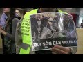 26/04/2012 Barcelona@IAIOFLAUTAS PER UNA REBEL·LIÓ CIUTADANA EL #12M15M ,&#8232;EN DEFENSA DELS DRETS I LLIBERTATS CIVILS I PER LA LLIBERTAT DELS VAGUISTES EMPRESONATS SENSE JUDICIEls Pressupostos i darreres mesures presentades pel govern aprofundeixen en la línia de destruir la sanitat i educació públiques i universals, ens aboquen a la depressió econòmica i fan que el futur sembli incert i gris. Però tenim una bona notícia: el futur no està escrit. Està en les nostres mans que sigui diferent.Les @iaioflautas creiem que és imprescindible una rebel·lió ciutadana contra els plans de l·oligarquia financera i els seus polítics còmplices, que volen garantir els seus beneficis sacrificant les nostres vides. El 12 de Maig, celebrant el primer aniversari de l·emergència del gran moviment ciutadà del 15M, tenim l·oportunitat: farem una massiva i pacífica mobilització europea i mundial.I direm que tenim alternatives, un pla de rescat ciutadà amb 5 exigències per garantir el dret a l·existència per al 99%:1. Ni un euro més per rescatar els bancs.2. Educació, sanitat pública i de qualitat. 3. No a la precarietat. Retirada de la reforma laboral i la jubilació als 67.4. Dret a l·habitatge digne5. Renda Bàsica universalAvui, 26 d·abril, ocupem la seu del Departament d·Interior i no marxarem fins que no ens rebi el màxim responsable. Estem #enelinteriordeInterior per denunciar:- els plans de reforma del codi penal per estendre la legislació antiterrorista anunciats pel Ministre de l·Interior i les declaracions del conseller Felip Puig promovent la restricció del dret de reunió, l·enduriment del codi penal, el foment de la delació ciutadana, així com l·empresonament i detenció preventiva.- la pràctica policial repressiva contra els vaguistes del 29M arreu de l·Estat, on diverses participants en piquets han estat detingudes. I, molt en particular, l·actuació del Departament d·Interior de la Generalitat i el cos de Mossos d·Esquadra que han practicat detencions arbitràries, identificacions massives en concentracions pacífiques, han detingut sindicalistes, promocionen la delació ciutadana mitjançant una web i demanen llistes de participants a les assemblees de les facultats universitàries.- l·injust i increïble empresonament sense judici de l· Isma, en Dani i en Javi, per participar a un piquet estudiantil a Diagonal la matinada de la Vaga General del 29M, i el més recentde la sindicalista Laura, per fer una performance.Només hi ha una explicació a tant despropòsit. Els poderosos estan inquiets i volen atemorir-nos per a què no ens expressem pacíficament als carrers, però els demostrem que no tenim por i tornarem a conquerir el nostre dret a estar al carrer.Que no estem disposades a perdre els drets d·expressió, manifestació, reunió i vaga, que tant vam lluitar en la nostra joventut per conquerir.Que volem la llibertat dels nois empresonats!Que el 12M tornarem al carrer #sensepor!#EnElInteriordeInterior