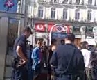 La policia intenta impedir que la gent es concentri a la Puerta del Sol en haver-hi a les 20h una convocatòria de cassolada contra el rescat #DontComeBackRajoy