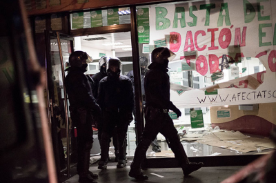 Un fort dispositiu policial desallotja l'oficina d'Unnim ocupada per la PAHC de Sabadell