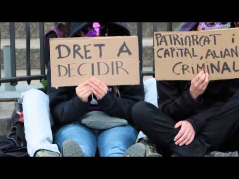Grups feministes s'encadenen a les portes de la Sagrada Família