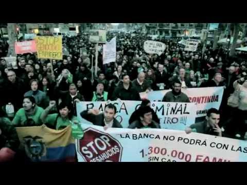Dijous, estrena del documental #7diasenPAHbcn! (20:30H Casinet d·Hostafrancs). De moment, pots veure el TRAILER.SINOPSIDes de l·inici de la crisi econòmica en 2007, es calcula que a Espanya s·han realitzat més de 550.000 desnonaments. Davant aquesta situació d·emergència i davant la passivitat del govern, la societat civil s·ha vist obligada a organitzar-se. El 2009 neix a Barcelona la Plataforma d·Afectats per la Hipoteca, la PAH, un moviment ciutadà que avui compta amb més de 200 nuclis a tot l·Estat espanyol i que s·ha erigit en el principal opositor a les polítiques d·habitatge del govern central.Coincidint amb el 5è aniversari de la creació de la PAH, aquest documental és un homenatge a la PAH de Barcelona ia tot el moviment en el seu conjunt. ·SÍ ES POT. Set dies a PAH Barcelona ·explica el dia a dia de la Plataforma d·Afectats per la Hipoteca de Barcelona en el que podria ser una setmana qualsevol en la seva incansable activitat. Des de l·concret i la quotidianitat, el documental pretén explicar la complexitat i diversitat d·un moviment que s·ha estès per tot l·estat i que ha suposat un veritable desafiament de la societat civil a les polítiques del govern ia les entitats financeres després del desastre econòmic i humà que va suposar l·esclat de la bombolla immobiliària.Set entrevistes (combinades amb imatges recopilades durant més d·un any) condueixen l·espectador per les diferents activitats setmanals que es realitzen a PAH Barcelona, il·lustrades amb casos concrets i petites anècdotes del dia a dia. Des de les Assemblees de Benvinguda, Coordinació i estatal, fins al Grup d·Ajuda Mútua, la Campanya d·Obra Social o la Interlocució i les accions en els bancs. Aquest documental ha ficat les càmeres a les entranyes de l·organització per visibilitzar, a més del drama, l·enorme treball invisible que hi ha darrere de la PAH i el procés de transformació i empoderament de les persones que el componen.COMANDO VIDEOComando Video va néixer a principis de 2013 de manera gairebé improvisada. Ens ajuntem tres persones que havíem arribat a la PAH amb diferents trajectòries i interessos però amb alguna cosa en comú: ens dedicàvem a la producció audiovisual i volíem posar la nostra experiència al servei de la lluita contra els desnonaments.Junts hem realitzat més de 40 vídeos per la PAH, tant de ·guerrilla· (documentar accions, escraches, desnonaments, rodes de premsa o manifestacions) com de ·campanya·. Amb aquest documental volem recollir i compartir part de la nostra experiència, i fer arribar al públic una visió del moviment que difícilment trobarà en els mitjans de comunicació: des de dins cap a fora.CRÈDITSUn documental de Comando Vídeo (Silvia González-Laá, Pau Faus i Xavi Andreu)direccióPau FausguióPau Faus i Silvia González-LaásoXavi Andreu