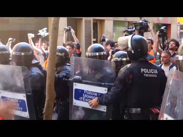 Vila de Gràcia 29/0572016.- Càrregues dels mossos d·esquadra durant la convocatòria de diumenge de #TornemAlBanc. Al menys 15 ferides, dues d·elles amb traus al cap pels porassos de la policia.