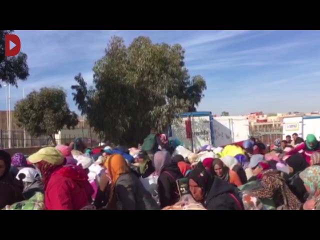 La Guàrdia Civil colpeja a les portadores que intenten creuar al Marroc (Melilla) Via @La_Directa