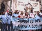 Vigílies de setmana santa, any 2003. A Buenos Aires es restableix l·esperit d·organització i lluita que havia sorgit després de la caiguda del govern de la Rúa: assemblees populars, veïns, estudiants, organitzacions de desocupats, sectors de treballadors, artistes i partits polítics. Tots participen per aconseguir la recuperació de la fàbrica que des de fa un any i mig produïa sota el control de les seves treballadores, després de l·abandonament patronal.A les obreres de Brukman les han desallotjat amb un operatiu de més de 200 policies, camions i tancs. Després de diverses negociacions que van resultar estèrils, les obreres recolzades per milers de persones, fan caure les tanques policials. La repressió és violenta i es transforma en cacera. Aquest fet, lluny de ser una derrota redobla i enforteix la consigna de tots: Brukman és dels treballadors.