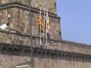 El passat 25 d·abril es retirada la bandera espanyola del castell de Montjuïc per ser substituïda per una estelada.·Fora la bandera espanyola! Un noi treu la bandera espanyola del castell de Monjuïc i posa en el seu lloc una estelada. Aquesta acció s·ha dut a terme avui dia 25 d·abril de l·any 2007 per reivindicar els 300 anys d·ocupació i resistència als Països Catalans.·