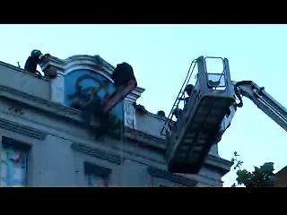 A quarts de sis de la matinada efectius de la policia autonòmica han procedit a desallotjar l·edifici Miles de Viviendas, abandonat des de feia 10 anys al barri de la Barceloneta i alliberat per un grup de veïns i veïnes dos anys enrera. Amb una grua llogada, varis mossos d·esquadra han pujat a la façana on s·hi trobaven tres residents que, per evitar el desallotjament, s·han penjat d·una biga. El cos policial no ha adoptat les mesures de seguretat pertinents per tal de garantir la integritat física de les persones que estaven penjades pel que es decidirà adoptar mesures legals, segons els manifestants.Minuts més tard, les persones de l·edifici i altres veïns congregats, han encerclat una furgoneta i una camioneta amb material de construcció, per evitar que es tapiessin les portes i les finestres de l·edifici, però els mossos d·esquadra no ho han permès i ha carregat contra els manifestants. En els moments de tensió varis testimonis afirmen haver vist com agents tiraven ganivets al terra i es tem que això pugui ser utilitzat com a prova falsa acusatòria. El diari 20minutos.es informa que el cos obrirà diligències per tal de veure què ha passat amb els ganivets.Després de la segona càrrega policial, un resident de Miles de Viviendas ha patit un fort com de porra al clatell, pel que s·ha requerit d·assistència sanitària.Un cop més es dibuixa amb claretat el cinisme extrem de qui ordena desallotjaments ·de bon rotllo· i la repressió ·de debò· a tot allò que lluita i viu, en un moment on el veritable rostre del feixisme tripartit es mostra cada cop més evident.La concentració ha estat desconvocada davant les agressions i amenaces dels mossos de començar a efectuar detencions si en 5 minuts no es dissolia.Vídeo de DV activisme