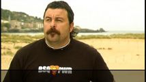 13-M. TOCHA, EL POZO, SANTA EUGENIA... DONIBANEBombardegen l·Afganistan, assassinen milers de civils amb el beneplàcit de l·ONU, mantenen forces d·ocupació i diuen que és per fer el món més lliure i més segur...Envien l·exèrcit espanyol a participar en la invasió de l·Iraq, col·laboren en una gegantina matança d·innocents i diuen que és per buscar armes de destrucció massiva...Esclaten diverses bombes a Madrid i entre gairebé 200 víctimes fumejants diuen que els qui dubten de la seva autoria són miserables...Dos dies més tard, un policia nacional fora de servei assassina Angel Berrueta al barri Donibane de Iruñea i diuen que és una baralla entre veïns...Li engega diversos trets|tirs al forner per no col·locar un cartell contra ETA a la vidriera de la seva botiga|tenda i diuen que el fet no té connotacions polítiques...Les forces i cossos de seguretat apallissen els seus fills al mateix tanatori i diuen que estan garantint l·ordre i la llei...El Govern Civil prohibeix els actes de protesta, multa qui pega cartells de denúncia, persegueix qui dissenteix de la versió oficial i diuen que és per defensar l·Estat de dret... tres anys després, elements incontrolats caminen amenaçant de mort la família un dia sí i un altre també i diuen que vivim en Democràcia...Fins i tot quin punt els cadàvers de deserts llunyans i de militants socials del carrer Martin Azpilikueta assenyalen a idèntics botxins?·13M. Atocha, El Pozo, Santa Eugenia... Donibane· pretén completar, de manera coral, una història que comença amb les últimes guerres posades en marxa pel Capitalisme a Orient Mitjà i culmina en un petit comerç situat en terres basques.Autoria: Veïns i veïnes de Donibane i Eguzki BideoakData: març de 2007Llicència: Creative Commons. Atrib. -No comerc. -Compartir igual. 2.5. EspanyaVersió original: euskara i castellàSubtítols: castellà