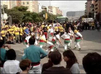 Imatges de la manifestació en suport al CSA Can Vies que va recórrer Sants el passat 20 d·octubre del 2007.