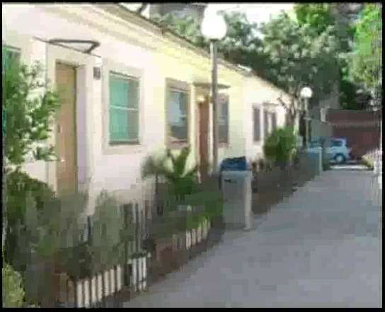 ·El Bon Paston· és un petit vídeo realitzat a l·any 2004 sobre l·imminent transformació urbana del barri de Bon Pastor de Barcelona. El muntatge d·algunes entrevistes (audio) realitzades a veïns i veïnes afectades, de commovents imatges de la vida a les ·cases barates· del barri, i d·algunes de les reunions amb les quals un grup de veïns van començar a coordinar-se per reivindicar els seus drets, ofereix una visió ràpida i eficaç de l··altra cara· de la Barcelona de Diagonal Mar i del Fòrum 2004.