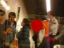 Increïble agressió d·una ·agent de seguretat· del metro de Barcelona a una sudamericana, després de diversos insults racistes, la de seguretat la provoca, li diu guarra diverses vegades.