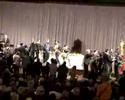 Maulets, el jovent independentista revolucionari i els Joves per l·Alliberament Gai (JAG) hem realitzat avui una acció en el marc de l·acte convocat pel Pacte per la vida i la dignitat al Palau de Congressos de Barcelona.A continuació, un centenar de persones s·han concentrat a la porta del Palau de congressos convocats per el Collectiu Gai de Barcelona (CGB), la Guerrilla Travolaka, els Joves per l·Alliberament Gai, la CAJEI, Endavant i Maulets sota el lema ·La familia nuclear és radioactiva·.Des de Maulets i el JAG manifestem:- Volem denunciar l·ofensiva ultracatòlica que en les darreres setmanes ha sacsejat l·escena política i que ha tractat d·imposar valors reaccionaris que ja creiem superades.- Recordem que l·església segueix sent finançada per les arques d·un estat que se suposa laic.- Reivindiquem el dret al propi cos i que es desepenalitzi l·avortament, i que es converteixi en un dret, lliure i gratuït. Denunciem la criminalització que han patit moltes dones en les darreres setmanes pel simple fet de decidir sobre el seu cos.- Reivindiquem una sexualitat lliure i sense imposicions. Denunciem l·homofòbia i la transfòbia, que des d·espais com el Pacte per la vida es promouen.Seguirem combatent el patriarcat des de tots els fronts i per tots els mitjans, en la construcció d·una societat igualitària, lliure i sense injustícies.Maulets, el jovent independentista revolucionariJoves per l·Alliberament Gai (JAG)Barcelona, a 27 de gener de 2008