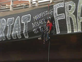 Pels volts de les 7 del matí del dijous 8 de maig del 2008, tres escaladores s·han despenjat d·un pont sobre l·autopista B-23 a l·alçada dels estudis de TV3 amb una pancarta de 15 metres que cridava: ·Franki llibertat!·. Han anunciat que baixaran per assistir a la manifestació convocada per exigir l·alliberament del jove egarenc del proper dissabte 10 de maig.La violència del poder porta tants anys establerta que ja gairebé passa desapercebuda. A sobre, quan qui la patim volem acabar amb ella se·ns demana ·bona conducta·, però no s·exigeix amb la mateixa energia que el poder deixi d·abusar i reprimir. Nosaltres no som més que l·herba que intenta sortir entre les llambordes i el poder és una màquina d·apiconar al nostre costat.En Franki és innocent ja que no hi ha proves que acreditin la seva participació en la cercavila que va despenjar la bandera i així ho van confirmar els policies que van declarar al judici. Per què han d·esperar a que passi un mes a la presó si a més pensen donar-li el tercer grau en un mes? Perquè saben que tornaria al carrer amb nosaltres a cridar ben fort que sense justícia no hi ha pau.A les 11 del matí els Mossos d·Esquadra han procedit al desallotjament del pont de Sant Joan Despí sobre la B-23.Durant un quart d·hora els Mossos han identificat a les tres solidàries. Immediatament i entremig d·aplaudiments, s·han apropat al grup de companyes que s·hi havia desplaçat per a donar-los suport.La intenció de l·acció era clara i s·ha aconseguit: ampliar la crida a assistir a la manifestació del dissabte 10 de maig, exigir la llibertat d·en Franki i, a més, recordar que Institucions Penitenciàries té mecanismes per no haver d·esperar un mes en fer sortir en Franki.