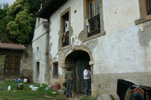 Escanda és un poble autogestionat d·Asturies.Desde fa uns anys una quinzena de persones de diferents parts del planeta conviuen i treballen dins del col·lectiu ESCANDA amb la finalitat de crear un espai autogestionat i de posada en comú d·habilitats i experiències en els següents temes:· El desenvolupament rural de la zona i la revitalització del camp· La convivència i l·intercanvi internacional e intercultural· El canvio social radical i tecnològic.Intentem reduir cada cop més la nostra dependència del mercat i del Estat mitjançant l·agricultura ecològica, energies renovables, la reconstrucció de cases abandonades al camp i educació popular / alternativa. Escanda no és un lloc per amagar-se de la societat, sinó una manera de viure i practicar una alternativa concreta fonamentada en la solidaritat i la sostenibilitat.Escanda
