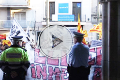 VilaWeb TV ofereix un vídeo de la concentració d·ahir a Terrassa per demanar l·excarceració d·en Francesc Argemí, quan fa un mes que fou empresonatFa justament un mes que Francesc Argemí, Franki, va entrar a la presó per ultratge a la bandera espanyola, i les protestes per a demanar-ne l·alliberament no s·han aturat. Ahir al vespre dos-cents manifestants es concentraren davant la casa de la vila de Terrassa per demanar que Franki surti de la presó (vegeu-ne el vídeo). Coincidint amb el primer mes de reclusió, la seva família va fer un comunicat (pdf) criticant les irregularitats del cas.A la concentració d·ahir a Terrassa van assistir coneguts i amics d·en Franki. Un d·ells és l·historiador Ermengol Gassiot, que va recordar que la família, i la defensa d·en Franki, havien exhaurit tots els recursos judicials possibles per evitar que fos condemnat a dos anys i set mesos de presó per ultratge a la bandera, desordre públic i atemptat contra l·autoritat, acusat d·haver participat en uns incidents durant la festa major de Terrassa en què es va despenjar del balcó de l·ajuntament la bandera espanyola. Gassiot ha lamentat que els partits polítics que ara han expressat la solidaritat amb en Franki, com CiU, ERC i ICV, no moguessin ni un dit quan va durar el procés i que hagin reaccionat tard.La concentració va coincidir amb el ple de l·Ajuntament de Terrassa, on uns representants dels manifestants van reclamar l·excarceració d·en Franki i on tots els grups municipals, tret del PP, van fer la mateixa petició.La posició de la famíliaEls pares i el germà d·en Francesc Argemí, Franki, es queixen de l·actuació de la justícia, que l·ha condemnat, sense proves, a dos anys i set mesos de presó per ultratge a la bandera espanyola. Per això demanen una reforma del codi penal i una millora del sistema judicial espanyol. També manifesten que han presentat tota la documentació necessària perquè li concedeixin el tercer grau penitenciari, però que encara esperen resposta. De moment, ell solament pot fer cinc trucades cada setmana i es poden veure cinquanta minuts cada dissabte.L·advocadessa de Franki, Montserrat Salvador, sosté que la sentència és excessivament dura (vegeu-ne un vídeo de VilaWeb TV). També recorda que a Sabadell han absolt un cas semblant.Un mes empresonatFranki va entrar a la presó quan el Tribunal Suprem espanyol va denegar el recurs presentat el 2005. Havia estat condemnat per uns fets de l·any 2002, quan en una cercavila algú va provar de despenjar una bandera espanyola de la casa de la vila de Terrassa. El condemnat sempre ha negat que hi hagués participat i té l·aval de testimonis que ho corroboren. A sobre, els policies municipals que van signar l·atestat no van poder identificar en Franki com a autor de cap dels delictes imputats.Des que fou empresonat fins avui s·han fet força actes de suport.+ info: Llibertat Franki!