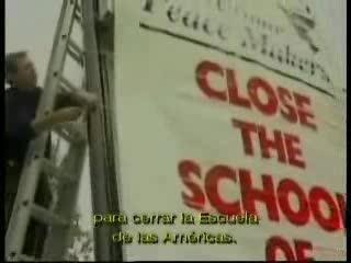 HIDDEN IN PLAIN SIGHT·, ESCOLA DE LES AMÈRIQUES - ESCOLA DE GENOCIDES (EUA) L··Escola de les Amèriques·, va ser el lloc d·entrenament militar al que arribaven soldats de totes parts de llatino-amèrica per a instruir-se en les tècniques de resistència anti-subversives, com part de la tàctica de defensa dels interessos imperialistes d·EUA durant la guerra freda. Els exèrcits de Pinochet a Xile, Somoza a Nicaragua o la Junta militar a Argentina van rebre allí el seu adoctrinament criminal. Però fins a fa pocs anys enrere, els successius governs democràtics llatinoamericans van seguir enviant allí les seves tropes. ·hidden in plain sight· (ocult a la vista de tots) relata la història sinistra d·aquesta ·escola de genocides·, com part d·una campanya internacional per a assolir el seu tancament definitiu.