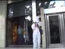 ·No més sang per petroli· cridaven mentre encadenaven una bicicleta a les portes de la Borsa de Barcelona. Era una acció de la Trobada Social d·Alternatives al Petroli, que es va realitzar a Madrid del 27 al 29 de juny i que s ha allargat aquesta setmana amb nombroses accions arreu de l·Estat, entre elles la ·sonada· okupació de la Bolsa de Madrid el passat dilluns. En aquesta ciutat, també es tenyiren les fonts de negre i es precintaren vàries benzineres.Tanquen la Borsa de BarcelonaEn el marc de la Trobada Social Alternativa al Petroli (ESAP), i de les activitats de protesta davant el Congrès Mundial del Petroli a Madrid i l·impunitat de les empreses petroleres, avui, un col·lectiu de solidaritat amb l·ESAP va tancar simbólicament la Borsa de Barcelona i exigir: ·No més sang pel petroli!·Barcelona, 4 de juliol de 2008