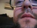 Nou vídeo-clip del músic Pep Rius en solitari en una cançó de la seva Abdominable Gallina Nauseabunda anomenada ·Per la finestra·.