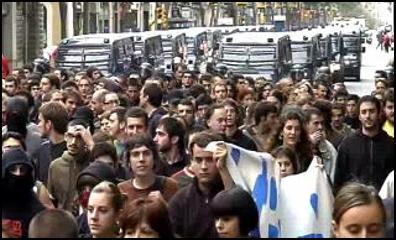 La manifestació contra la festa NACIoanal-espaniola surt de la plaça de Sants i és atacada per la policia de la generalitat, quedant encerclada pels antidisturbis durant més de dues hores.Aquest video se l·ha currat la gent del blog ·salvem can ricart?·Així que el podeu veure visitant el blog:Salvem can ricart