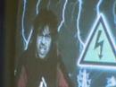 Electric Vailets - Als nostres diesEi! Mira qui tenim aquíun tocat del boletque ens ve a vendre la paua canvi de guerra i sang.Està molt bé, superbés·han pensat que estem taratsi és ben cert que n·hi ha uns quantsque estan ben idiotitzats.Cap quadrats, desgraciats,i es que la tele fa estralls!Cada cop anem a menysel torero i sa mare i la tia i la cunyadaes tiren trastos a la carai el país tot contentaplaudeix a aquesta gent.Com si fossin un gran quècanten himnes repel·lentsque els hi marca el joventben plantat, maquillatpodrit però dissimulat,i així anem mentrestantfotran el que voldran.I si el mar negre estàla tele ens ho negarài si és incapaçl·atenció ens distrauràamb el sexe prominenti música decadent.El futur és així,no ploris tu estàs content!Tens un cotxe i tens un pisque t·han costat un colló.Però tranquil te·n queda unper a la reproducciónecessària òbviamentper a tornar a tindre clientsque hipotequin els seus bénsque nosaltres ajudema comprar per suposatsota el millor interès del mercati és ben cert que marcatés ben cert que ja ho estàspels diners i pel banc,la hipoteca i anar a esquiari la play òbviamentque aquí no falti de res.Internet per lligarsi no saps ni com parlarara tot és diferentels tímids són més valentsels polítics són sincersels bancs et diuen parlemi jo aquí, disfrutantd·aquest teatre ambulantque és la vida als nostres diesi és que amics, tios i ties,aquí estarem 4 dies3 i mig ja han passat.