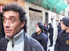 Reportatge sobre el cas de Manel Gonzàlez, que era l'últim veí del bloc Robador 29 del barri del Raval de Barcelona i ahir va ser desnonat després de cinc anys de lluita en els quals va patir un fort assetjament immobiliari.<br/><br/><a href=http://www.vilaweb.cat/www/noticia?p_idcmp=3202488 target=_blank>Notícia a Vilaweb</a><br/>