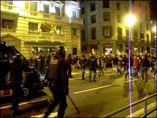 Un altre testimoni de la bestialitat d'ahir:
<br/>Els Mossos carreguen contra els estudiants a Via Laietana a la concentració/manifestació del dia 18 de març de 2009. Vergonyós!!!<br/>