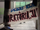Grups d·estudiants entren a les seus d·ERC, d·Universitats i del Banc SantanderProtesten per la ·privatització· de la UniversitatGrups d·estudiants pertanyents a la Coordinadora d·Assemblees d·Estudiants han entrat aquest migdia a les seus d·Esquerra i el Banc Santander a Barcelona (vídeo). Afirmen que hi han entrat per protestar contra la ·privatització de la Universitat· i amb motiu de la reunió avui dels ministres d·Educació de la Unió Europea. Quatre joves s·han encadenat en l·escala d·accés a la seu d·Universitats i uns 50 s·han manifestat a la porta de la seu del PSC.Els concentrats a la porta de la seu del PSC, on s·hi han estat prop d·una hora, eren treballadors de TMB, que expressaven la seva solidaritat amb els estudiants.Totes les tancades es fan amb grups petits d·una dotzena de persones. No és descartable que altres grups ocupen en les pròximes hores noves seus.A Lovaina (Flandes) uns cinc-cents joves s·han manifestat en protesta contra l·Espai Europeu d·Educació Superior, coincidint amb la reunió dels ministres d·educació de la Unió.Notícia a Vilaweb