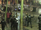 Els mossos d·esquadra van carregar disparant pilotes de goma contra els milers de seguidors del Barça que celebraven la Copa a Canaletes, desallotjant la Rambla i la plaça Catalunya.Vilaweb