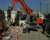 ·Passatge Cusidó...un adéu· de Jordi Secall, Manel Muntaner, Yolanda Bermúdez i Txema Alonso.Barcelona, abril 2004, 30·.La renovació del tram final de la Diagonal al Poblenou amb la posada en marxa de la zona ·Fórum·, va comportar la desaparició física d·illes senceres de cases i d·una manera de viure.Entrevista a un grup de veïnes afectades per un PERI (pla especial de renovació interior) que van viure durant molts anys en una illa de cases de planta baixa al Poblenou de Barcelona; en el passatge ara desaparegut, ·Cusidó·.Ens expliquen la mala gestió per part de la immobiliària (Spais) i el desinterès de l·ajuntament en tot el procés, més pendent de l·obertura del ·Fòrum Universal de les Cultures·.Quan vam començar a gravar (a principis del mes d·abril de 2004), només quedava en peu un tros del passatge i alguna casa que completava l·illa. També hi havia un assentament nòmada d·una comunitat galaico-portuguesa en un dels solars. I en aquella primera setmana es van celebrar les jornades de portes obertes del ·Fòrum Universal de les Cultures Barcelona2004·, que també vam anar a gravar, imbuïts pel fàstic que ens va provocar tot aquell dispendi i la gran mentida que era.