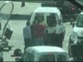 Un civil senegalès que patirà la repatriació és salvatgement maltractat per agents de la Policia Nacional espanyola a l·aeroport de Barajas el passat 16 de juny del 2009.