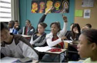 François és un jove professor de llengua francesa en un institut difícil, situat en un barri conflictiu. Els seus alumnes tenen entre 14 i 15 anys. No dubta a enfrontar-se a Esmeralda, a Souleymane, a Khoumba i als altres en estimulants batalles verbals, com si la llengua estigués en joc. Però l·aprenentatge de la democràcia pot comportar autèntics riscos. François -autor de la novel·la en què es basa la pel·lícula, amb format de docudrama -i els altres professors es preparen per enfrontar-se a un nou curs. Plens de bones intencions, desitjosos d·aportar la millor educació als seus alumnes, s·armen contra el desànim. Però les cultures i les actituds s·enfronten a l·aula, microcosmos de la França contemporània. Per molt divertits i estimulants que siguin els adolescents, els seus comportaments poden tallar d·arrel l·entusiasme d·un professor que no cobra força. La tremenda franquesa de François sorprèn als seus alumnes, però el seu estricte sentit de l·ètica trontolla quan els joves comencen a no acceptar els seus mètodes.