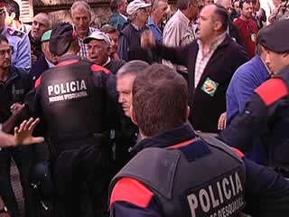 Càrrega policial per part dels Mossos d·Esquadra contra pagesos que formaven part d·una protesta convocada per Unió de Pagesos pels preus de l·avellana, davant la seu del Departament d·Agricultura a Reus.