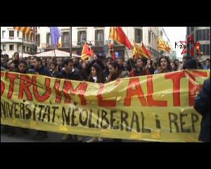 Un miler d·estudiants s·han manifestat avui al migdia a Barcelona per reclamar la democratització de la universitat pública. La manifestació, que no havia estat comunicada a la policia, no ha pogut acabar el recorregut previst. Els estudiants volien accedir a la plaça Sant Jaume però els antiavalots els hi ho han impedit, tallant el carrer Jaume I. Malgrat la prohibició d·accedir a la plaça Sant Jaume, la manifestació ha acabat sense cap incident.La manifestació ha estat convocada per la coordinadora d·assemblees d·estudiants i ha comptat, entre d·altres, amb estudiants de la Universitat de Barcelona, de la Universitat Autònoma i de la Universitat Pompeu Fabra.