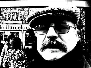 El matí del 16 de desembre de 2009 un grup de persones i col·lectius, entre ells l·Assemblea d·Aturades i Aturats, han entrat a la Borsa de Barcelona per denunciar la situació en la que ja es troben 4 millons (cap a 5) d·aturats arreu d·España, per denunciar que no pot ser que el subsidi, a falta de cobrar l·atur i de feina, sigui de 400 miserables euros, que les i els de sempre seguim pagant aquesta crisi que ja fa anys i panys que governs, bancs i multinacionals venen creant-nos i ara no en volen sentir a parlar.+ info: Aturats/des