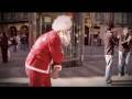 Rambla de Barcelona, al punt del migdia pels volts de Nadal. Un videoaficionat enxampa un Pare Noel fora de sí, buscant protagonisme fent l·animal...Terratombats