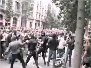 Mossos utilitzant kubotan, arma no reglamentària en una manifestació convocada por la Assemblea d·Okupes de Barcelona el 20 de maig del 2007.