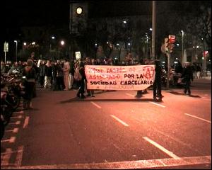 Ningú no pot negar que, a l·estat espanyol, la COPEL (Coordinadora de presos espanyols en lluita) ha estat un dels exemples més significatius de lluita col.lectiva dins i fora de les presons i que va tenir lloc arran de l·amnistia de presos polítics, després de la mort del dictador Franco. Aquesta amnistia i la consegüent politització social, van servir d·estímul als anomenats presos comuns, per reivindicar una amnistia total i el reconeixement d·uns mínims drets per a les persones preses a finals dels anys 70. Aquest impuls, va ser el que anys més tard, reprendrien els presos organitzats en l·Associació de Presos en Règim Especial (APRE) en els anys 80 i posteriorment en la seva reconstitució a inicis dels 90. Precisament va ser l·any 1991, quan el responsable d·Institucions Penitenciàries, Antoni Asunción, va imposar a través d·una circular interna, l·aplicació del Fitxer de Interns d·Especial Seguiment, per tal d·acabar amb totes les protestes i motins que es produïen en presó. Per a això va elaborar l·estratègia de construir una presó dins de la pròpia presó, cel amb unes inhumanes condicions d·aïllament, en les que els presos assenyalats com a perillosos i conflictius, desapareixien i eren engolits per la mateixa presó. Amb aquesta mesura, un grup d·uns 30 presos, van ser dispersats en 3 presons preparades per a aquest tancament. Poc després de l·aplicació d·aquest tipus de confinament, Salhaketa-Iruña promou l·inici de la denúncia contra el FIES.En tots aquests anys en que els presos més combatius van ser confinats en aquest tipus de tancament, les lluites col.lectives dins de les presons, van desaparèixer i es van prodigar les denúncies individualitzades. L·alliberament de Patxi Zamora, aconseguida gràcies a la tasca de la Coordinadora en Solidaritat amb les Persones Preses (CSPP), i la publicació per l·editorial Virus del llibre de Xosé Tarrío, ·Fuig home fuig. Diari d·un pres FIES·, van propiciar posteriorment una nova situació de fugaç lluita col.lectiva a l·interior de les presons, que un grup de presos al FIES de Jaén II van decidir impulsar dins i fora de les presons. I és precisament d·aquestes contribucions, de la tasca de denúncia de Salhaketa, de la lluita des del FIES i fora d·ell de Patxi Zamora i Xosé Tarrío, de la publicació d·aquest llibre per part de Virus, d·on pretenem partir per fer el nostre anàlisi, alhora que recordar els nostres companys, que ens van deixar un digne i emotiu record i el seu exemplar ímpetu de lluita contra les presons.A cinc anys de la mort de Xosé Tarrío, la seva inesborrable record segueix profundament viu. La lluita contínua.