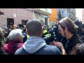 Veïns i veïnes del Cabanyal es concentren el dimarts 6 d·abril contra l·enderrocament d·una casa al carrer Vidal de Canelles. La Policia Local i la Policia Nacional carreguen contra els concentrats i treuen a pals els veïns.