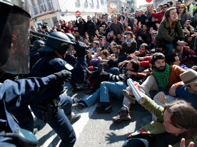 Ferits i detinguts en càrregues policíaques al CabanyalL·Ajuntament vol continuar els enderrocaments, però veïns i oposició tornen a concentrar-se per impedir-hoVeïns, activistes, membres de la Plataforma Salvem el Cabanyal i polítics de l·oposició han tornat a aplegar-se aquest matí al barri valencià del Cabanyal per protestar contra l·aterrament d·un nou edifici, el 31del carrer Francesc Eiximenis. La policia nacional espanyola ha carregat unes quantes vegades contra els manifestants, que han rebut cops de porra i pilotes de goma, entre els quals hi havia dirigents dels partits de l·oposició. Uns quants d·ells han hagut de ser atesos i els han hagut de recollir en ambulància. També un dels portaveus de la plataforma, Tino Villora, ha rebut cops contundents al cap i als ronyons que l·han deixat commocionat durant uns minuts.Els veïns critiquen que el delegat del govern espanyol demani que s·aturin els enderrocaments i alhora enviï la policia nacional espanyol per controlar els manifestants i permetre que les excavadores continuïn la feina. A més, des de la plataforma demanen la dimissió del delegat de govern, Ricardo Peralta, per l·actitud de la policia.Aquest és el sisè immoble en ser enderrocat des que dimarts l·Ajuntament va reprendre les obres basant-se en la llei de mesures de protecció i rehabilitació del conjunt històric de la ciutat, aprovada a les corts pel PP, que declara expressament que el pla urbanístic del barri del Cabanyal no perjudica la zona considerada conjunt històric i que contravé l·ordre ministerial que considera l·enderrocament un espoli. Els veïns diuen que denunciaran qualssevol infracció d·aquesta ordre sobre la protecció del patrimoni del barri.En un comunicat enviat ahir al vespre, Salvem el Cabanyal considera que ·al govern del PP se li ha acabat el temps de la ira contra l·executiu estatal·, així com ·el temps de la venjança contra els veïns·. En aquest sentit, la plataforma ciutadana diu que ·només el consens i la participació ciutadana són els camins del progrés i la solució del problema·. Salvem el Cabanyal ha anunciat que continuaria oposant-se a qualsevol acte que comporti un espoli del barri i que utilitzaria ·tots els mitjans que l·estat de dret permet per aconseguir-ho·.Vilaweb