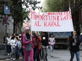 L·IES Miquel Tarradell del barri del Raval de Barcelona pot perdre els estudis de batxillerat, malgrat l·èxit del seu model d·ensenyament. El 80% dels estudiants són immigrats o fills de famílies immigrades.
