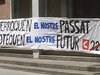 Dirigit per Mariela Acjia i Jordi Oriola
<br/>Catalunya, gener 2010
<br/>
<br/>Sinopsis:
<br/>A Catalunya, durant els últims anys han sorgit nombrosos conflictes i mobilitzacions al voltant de les polítiques territorials i d'obres publiques. Aquestes mobilitzacions son qualificades de 'cultura del no' per uns, mentre que d'altres les defineixen com una nova cultura del territori.
<br/>'Un país dempeus' vol contribuir a aquest debat a través de declaracions de polítics, experts i membres de moviments socials.
<br/>A partir de quatre mobilitzacions ben conegudes -la Plataforma en Defensa de l'Ebre, Salvem Les Valls, les lluites al voltant del Pla 22@ i Salvem L'Empordà- s'analitza, amb perspectiva històrica, quin diàleg s'ha generat amb els poders públics i fins a quin punt hi ha hagut participació en la presa de decisions.
<br/>
<br/>Per informar-se i descarregar-lo gratuïtament: <a href=http://unpaisdempeus.cat target=_blank>unpaisdempeus.cat</a> ó <a href=http://transformafilms.org target=_blank>transformafilms.org</a>
<br/>
<br/>Per contactar: unpaisdempeus@gmail.com<br/>