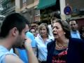 El PP ho tenia tot preparat: joves, avies... Es pensaven que la alcaldessa de València seria rebuda entre afalacs i aplaudiments a la festa de la tapa de Benimaclet, però en el moment que sortí de la zona vip es topà amb la realitat i Rita Barberà acabà amenaçant a un jove crític amb la seva gestió.