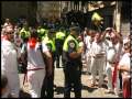 Un policia Municipal de Iruñea amenaça a un ciutadà de mort durant la processió de San Fermin el 7 de juliol de 2010.