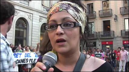 En les darreres setmanes diversos ajuntaments catalans han aprovat mocions per a prohibir l·ús del burka i el niqab als serveis municipals. a nivell estatal, una esmena del PP instant al govern a prohibir-lo en els espais públics va ser aprovada el passat 23 de juny amb els vots a favor de CiU.,,Estem fartes que ; decideixen per nosaltres!