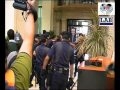 Acció del sindicat LAB (Euskal Herria) en el banc Santander d·Iruñea per denunciar els beneficis de la banca espanyola. 8.000 milions d·euros en 6 mesos. 7 sindicalistes s·encadenen i són detinguts per la policia espanyola.